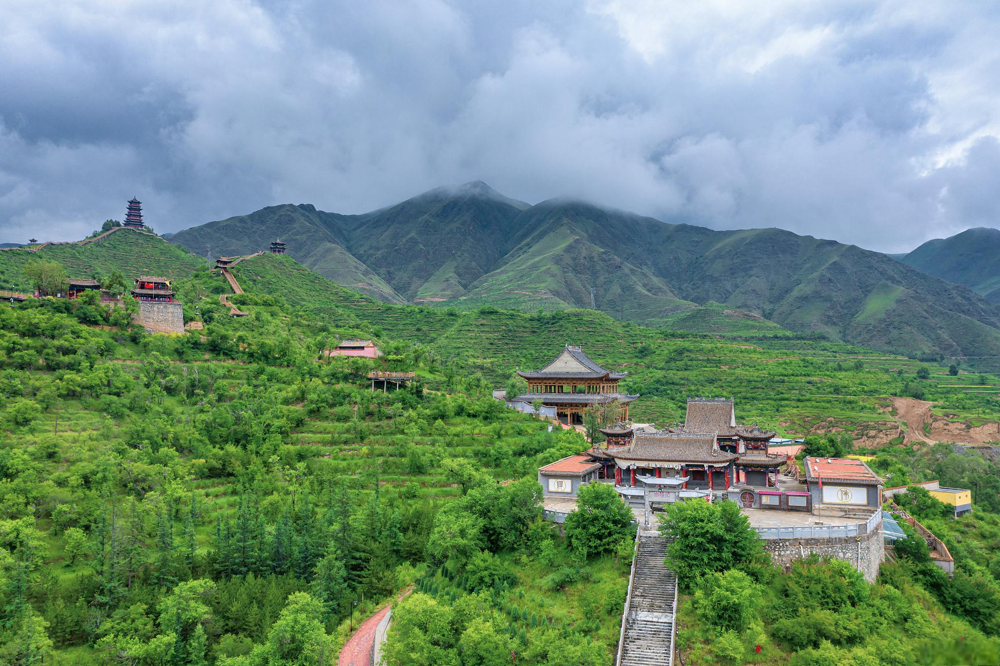 甘肃省和政县松鸣镇法台山景区是甘肃省内一处集自然风光,历史文化