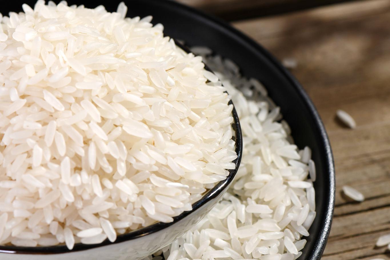 加沙食品供应极度短缺 加沙地区食品极度短缺,一袋25公斤的小麦粉被卖