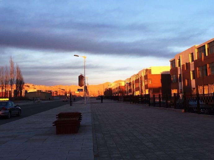 茫崖市:中国最孤独的城市 茫崖市位于青海省的西北边陲,柴达木盆地的