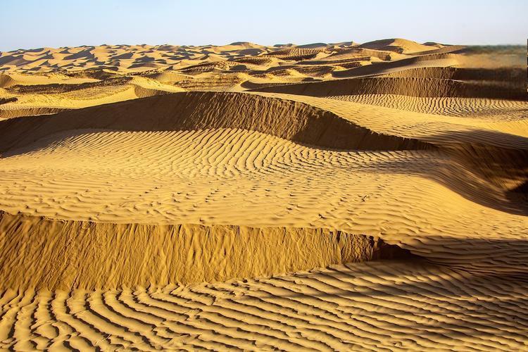 塔克拉玛干沙漠,你让人着迷 中国是一个拥有广袤沙漠的国家,而塔克拉