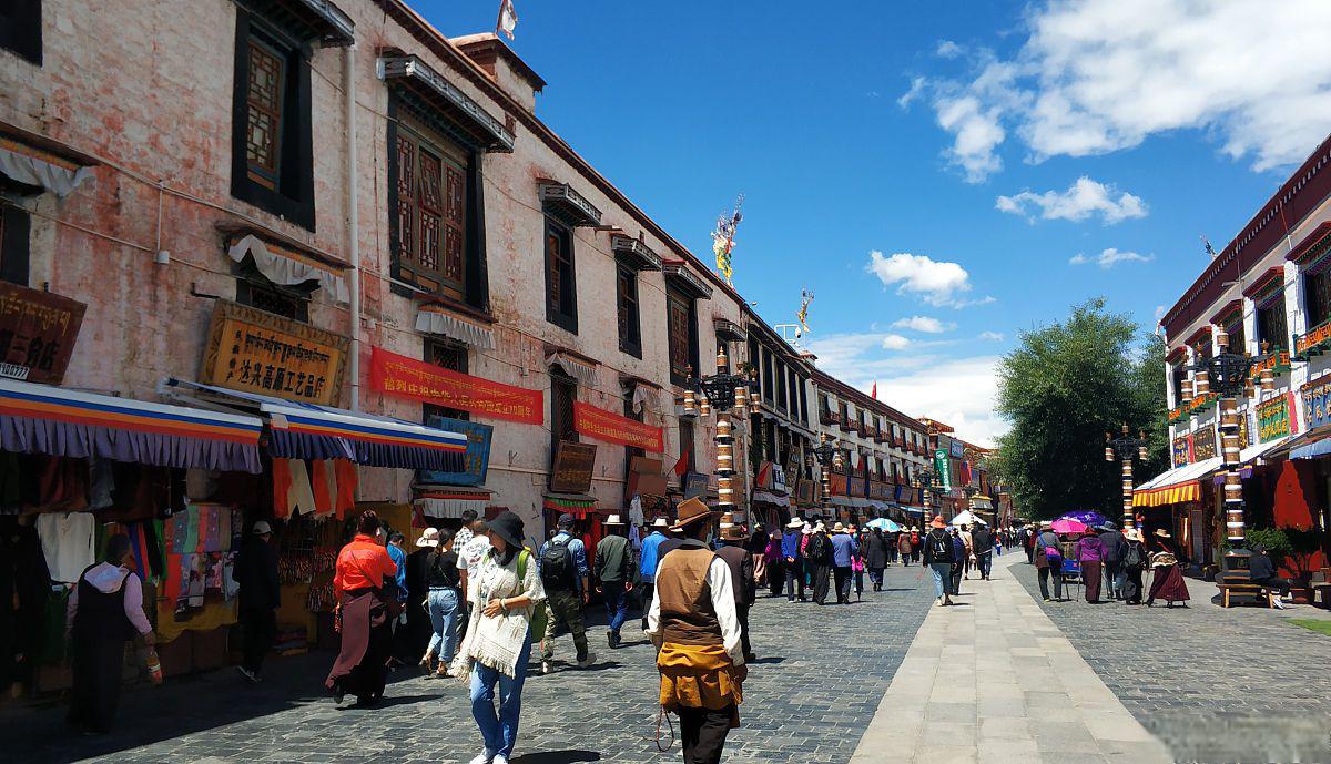 八廓街,拉萨必游景点 八廓街是拉萨的古老街道,也是西藏著名的旅游