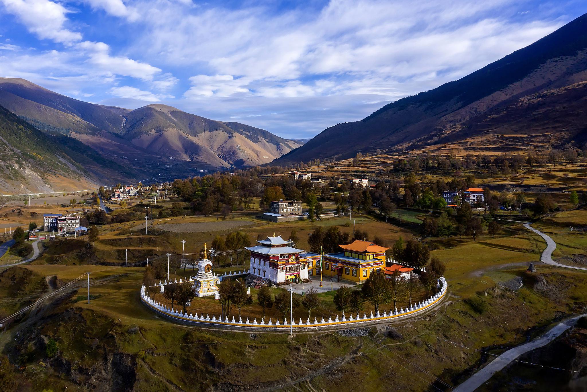 马尔康旅游攻略 马尔康,位于四川盆地西北部,是四川省阿坝藏族羌族