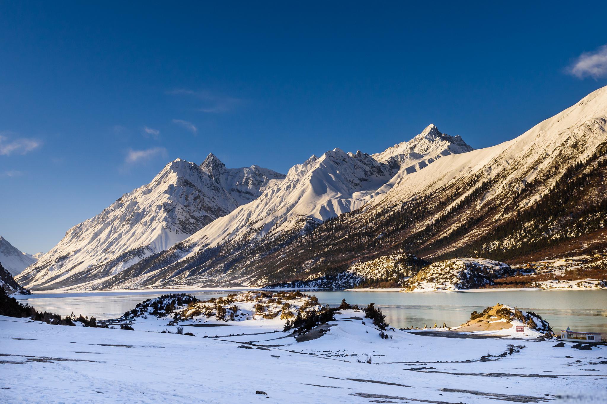 秋日青藏高原,雪后的宁静与美好 秋天,是收获的季节,也是色彩斑斓的