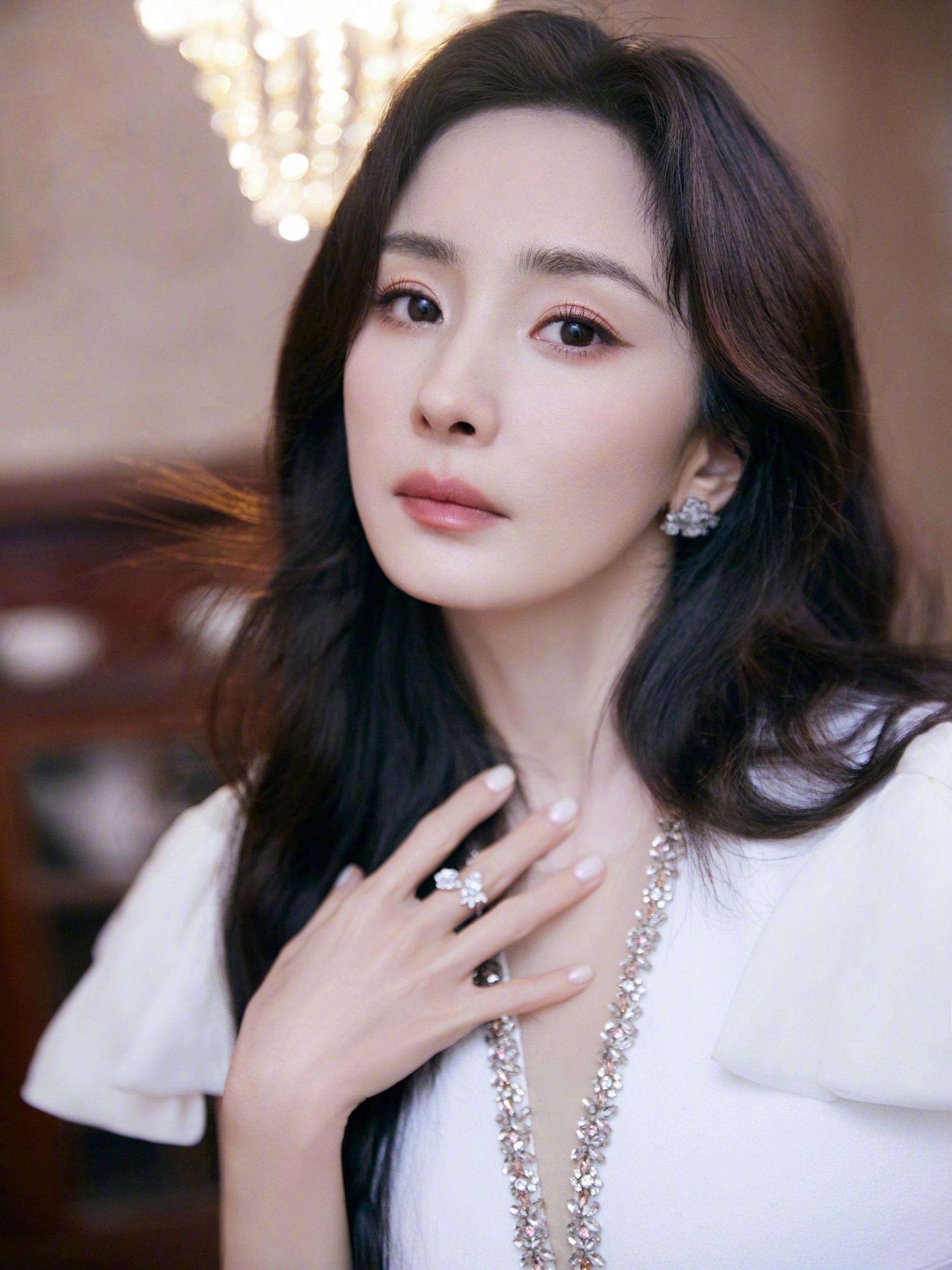 杨幂:美貌与专业度并重 杨幂是一位美貌与专业度并重的女明星,她的"