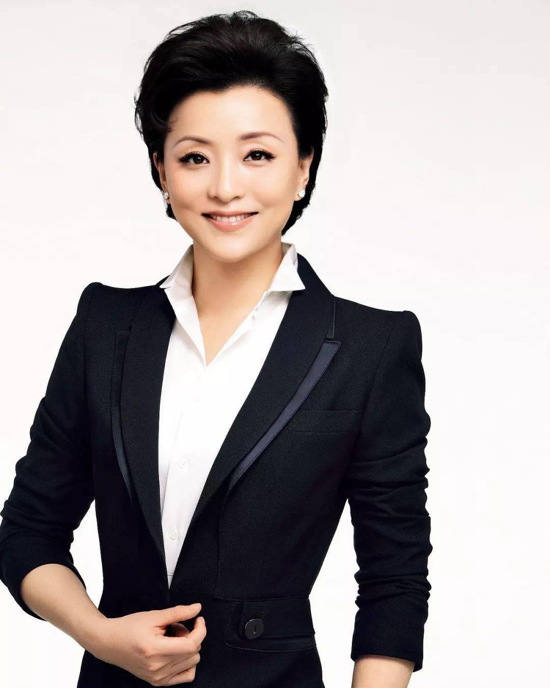 杨澜,首届央视主持人"金话筒"奖得主,离开央视后远赴美国,爱上身价