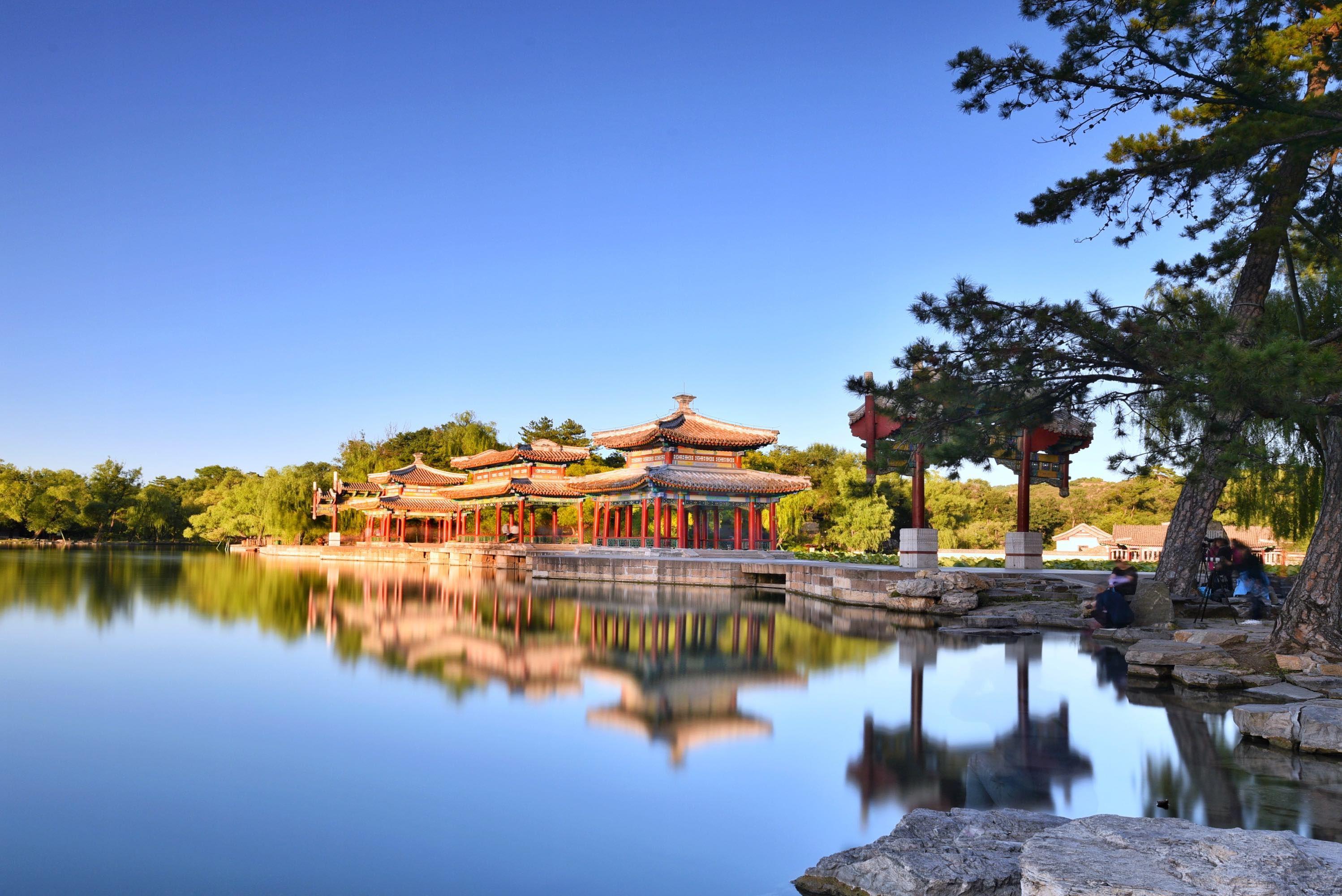 秋天的承德避暑山庄 秋天的承德避暑山庄是一座金黄色的皇家园林,它有