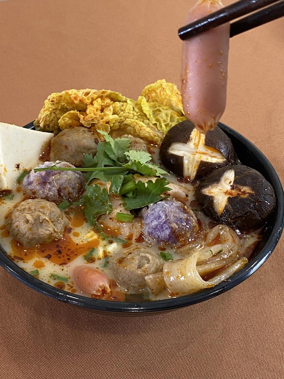 旋转麻辣烫:开店亏本率 开麻辣烫店的风险相对较高,需要投入大量的