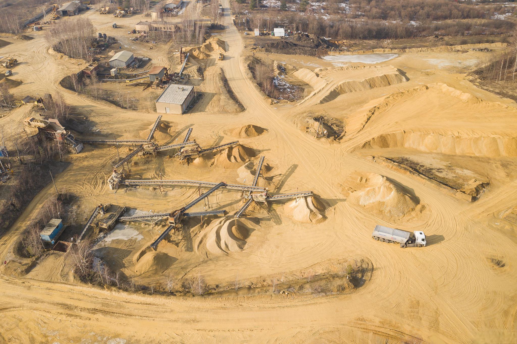 沙场:多元的古老行业 沙场行业是一种以采砂,卖砂为经营活动的行业,与