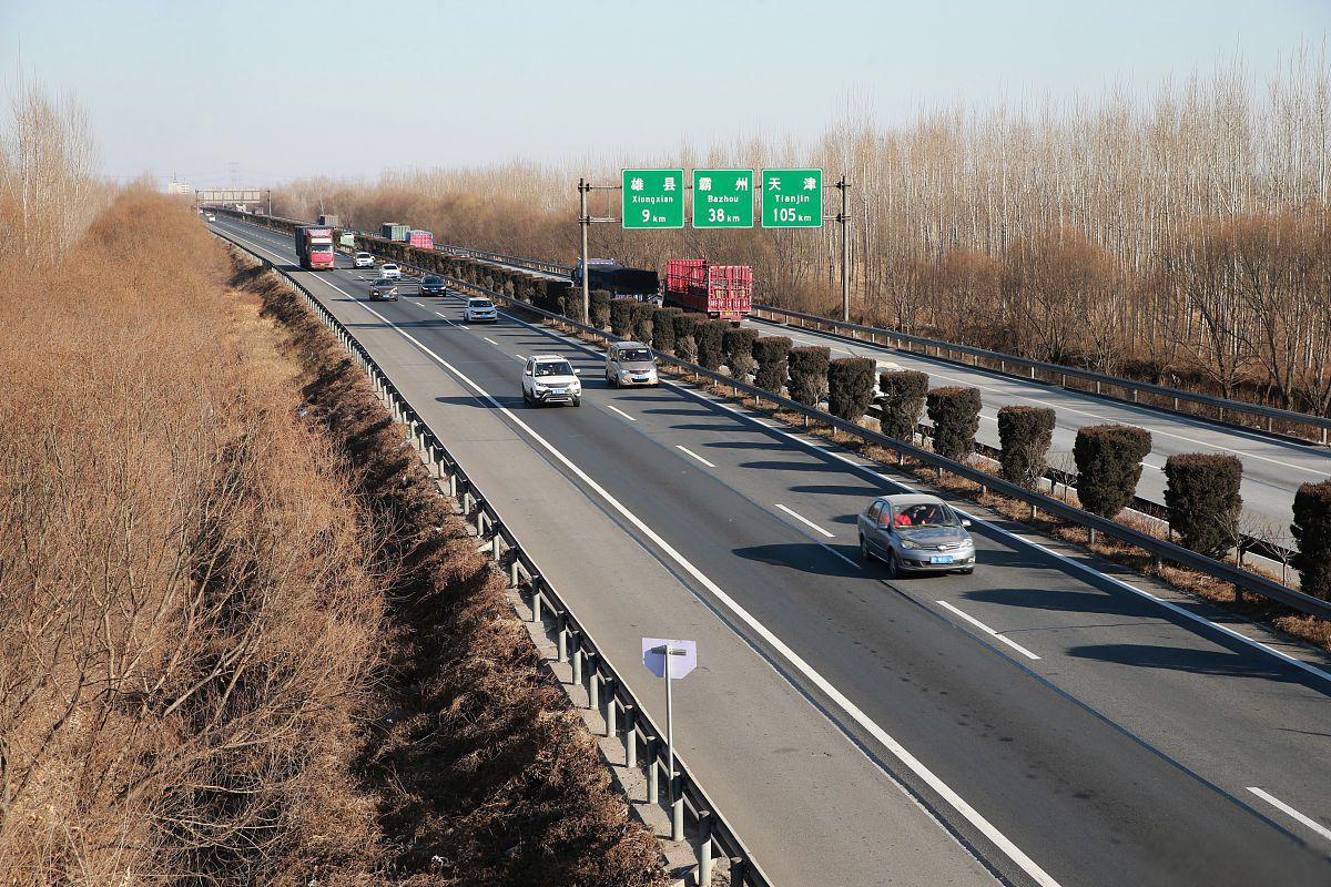 荣乌高速公路的建设和意义 荣乌高速公路是从山东东营到内蒙古乌海的