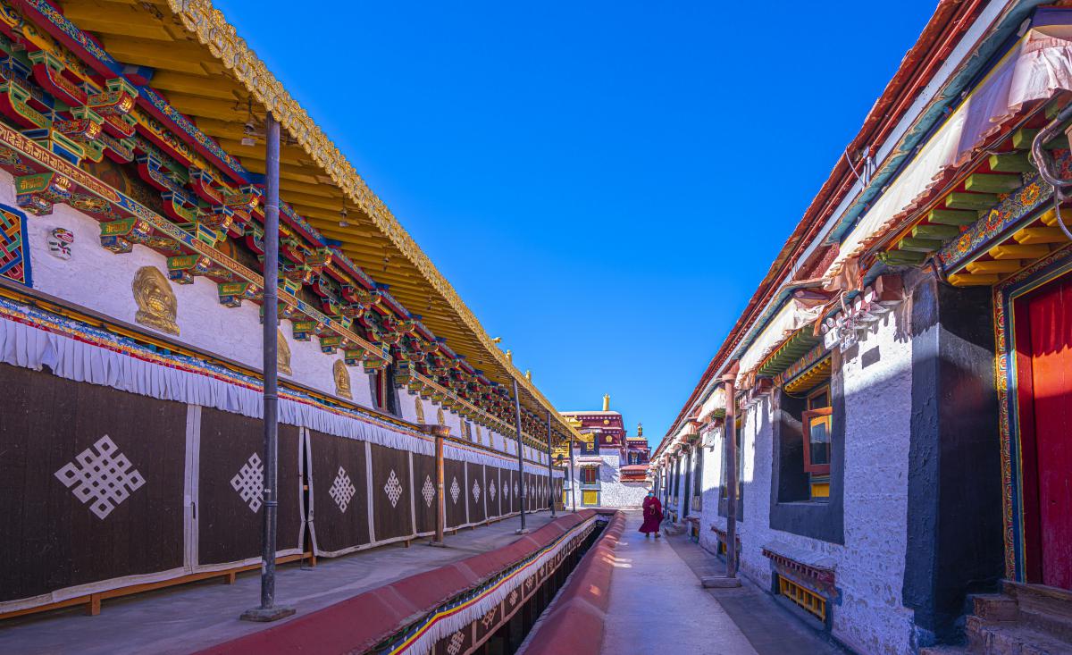 大昭寺的传说故事 大昭寺呢位于拉萨老城区的中心,距今已有一千三百