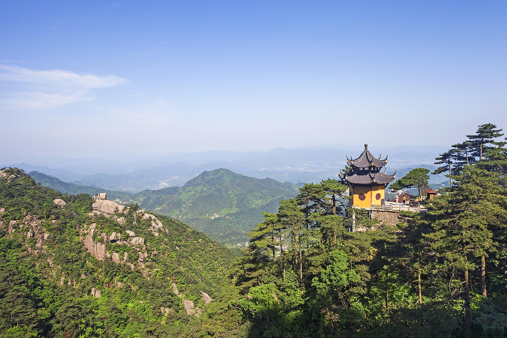 九华山旅游攻略 九华山,位于安徽省池州市境内,是中国四大佛教名山之