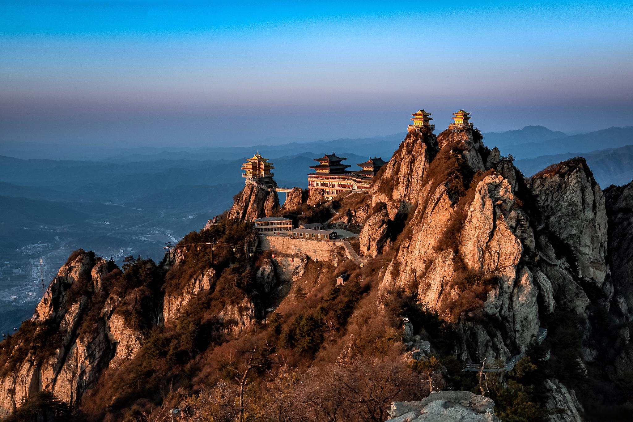中华神山嵩华武当 在我国广袤的大地上,有无数的自然景观和人文景观