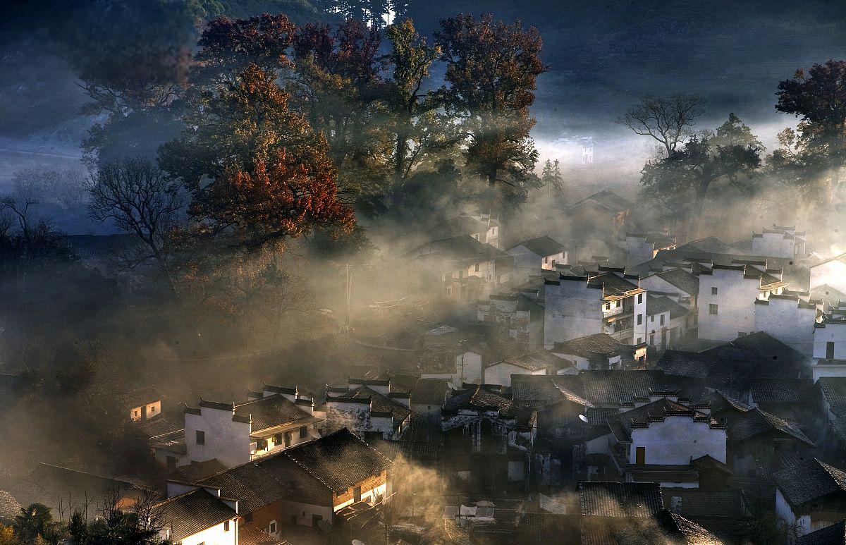 村,婺源秋色中的璀璨明珠 婺源,这个被誉为"中国最美的乡村",每逢深秋