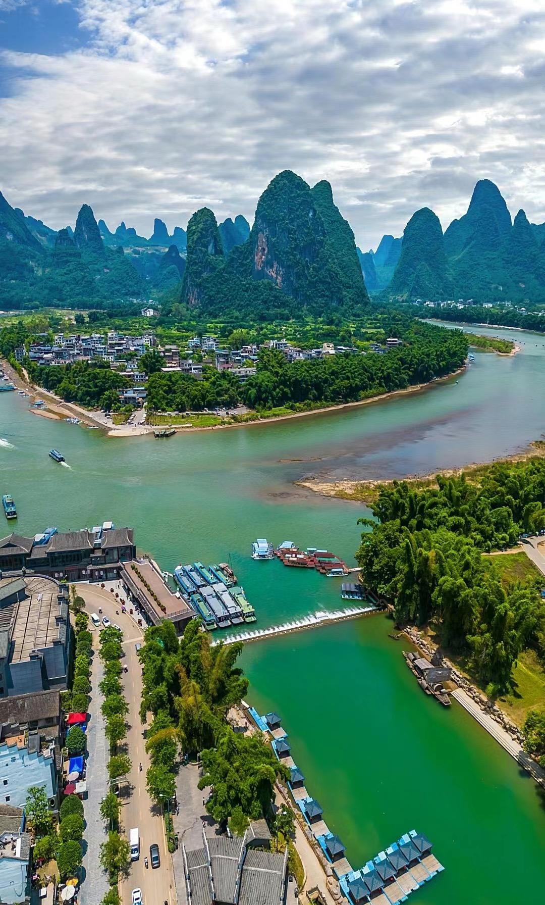 桂林山水甲天下 桂林,位于祖国广西壮族自治区,以其独特的山水风景而