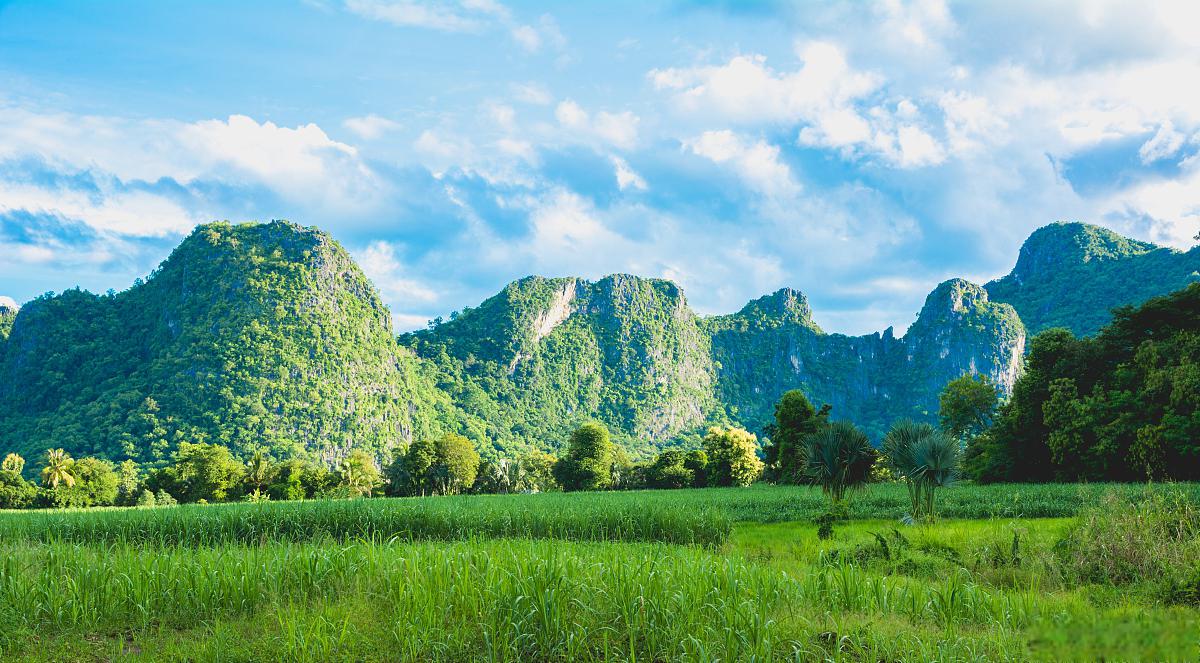 喀斯特地貌中的峰林與峰叢 青山綠水,峰林峰叢,是