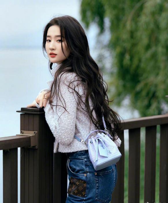 这件风衣的设计简洁大方,线条流畅,颜色鲜艳,与刘亦菲的肤色和气质