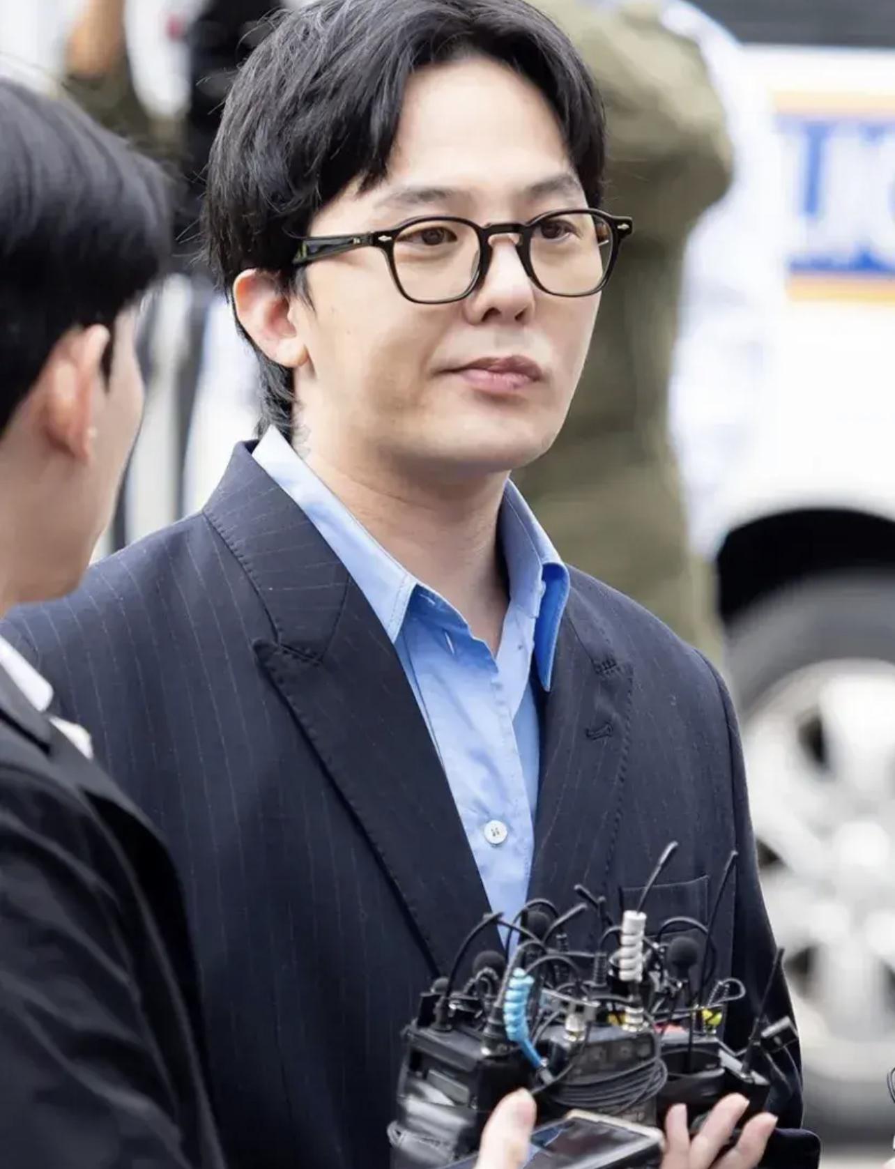 现身接受调查 权志龙现身接受调查,穿着休闲装,没有标志性的墨镜和