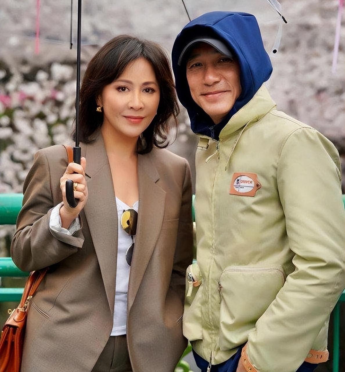 送上了生日祝福,母亲长相标致气质出众,刘嘉玲与母亲的脸型更为相似