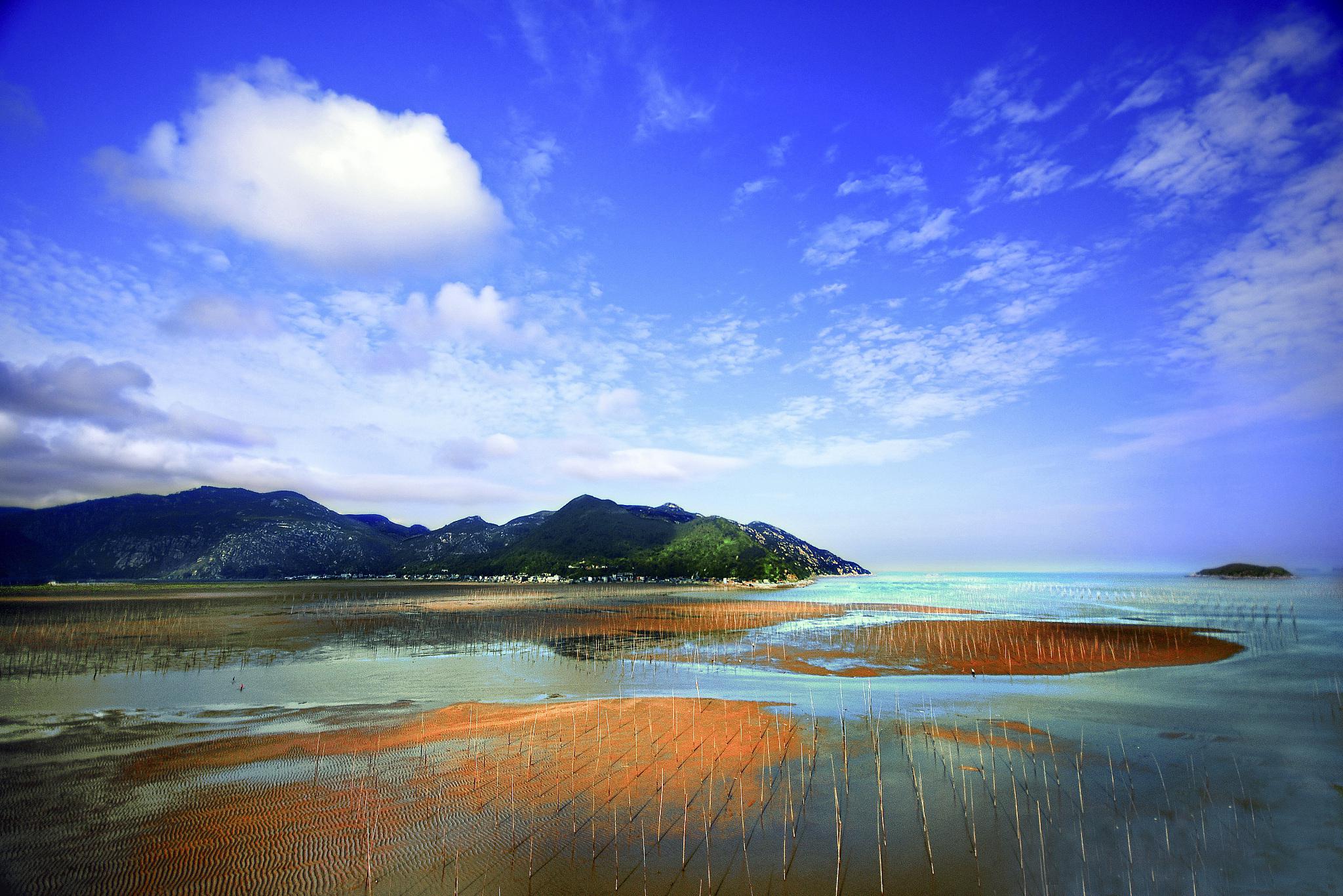 盐洲岛旅游攻略 盐洲岛是一个充满自然之美的地方,拥有清澈的海水