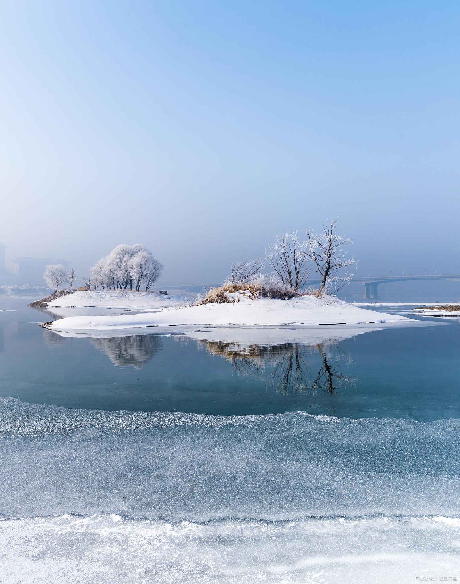 哈尔滨是中国东北地区的一个著名旅游城市,以其冰雪文化和风情而闻名