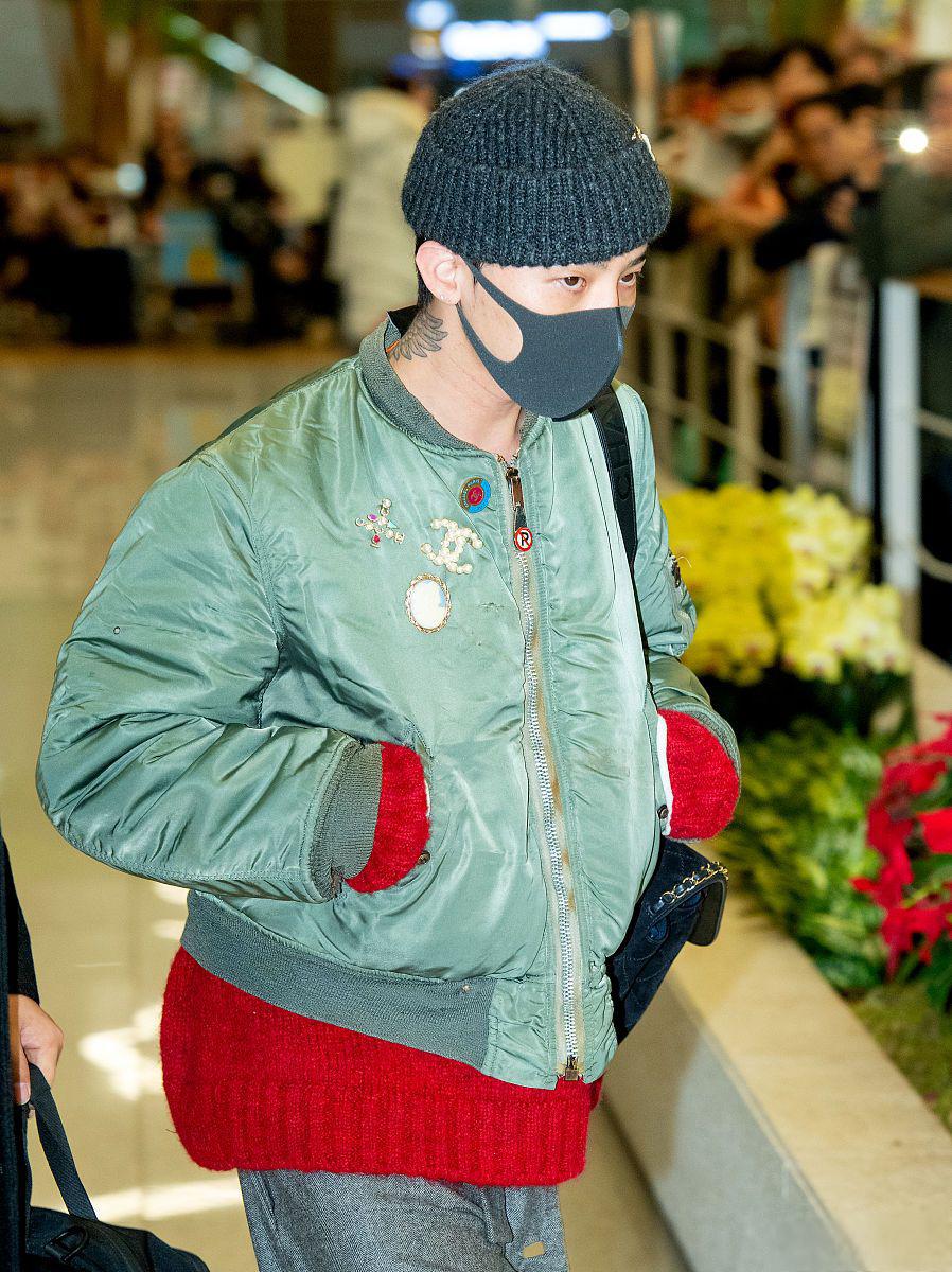 g-dragon抓蚊子 gd权志龙在出席chanel时装秀时,被媒体捕捉到在背板前