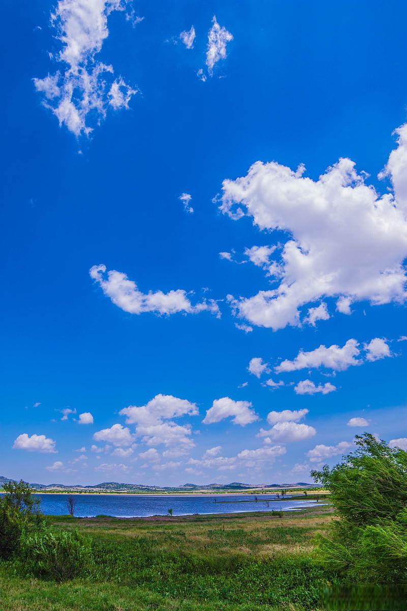 秋日环游指南 在一个晴朗的秋天午后,天高云淡,景色如画.