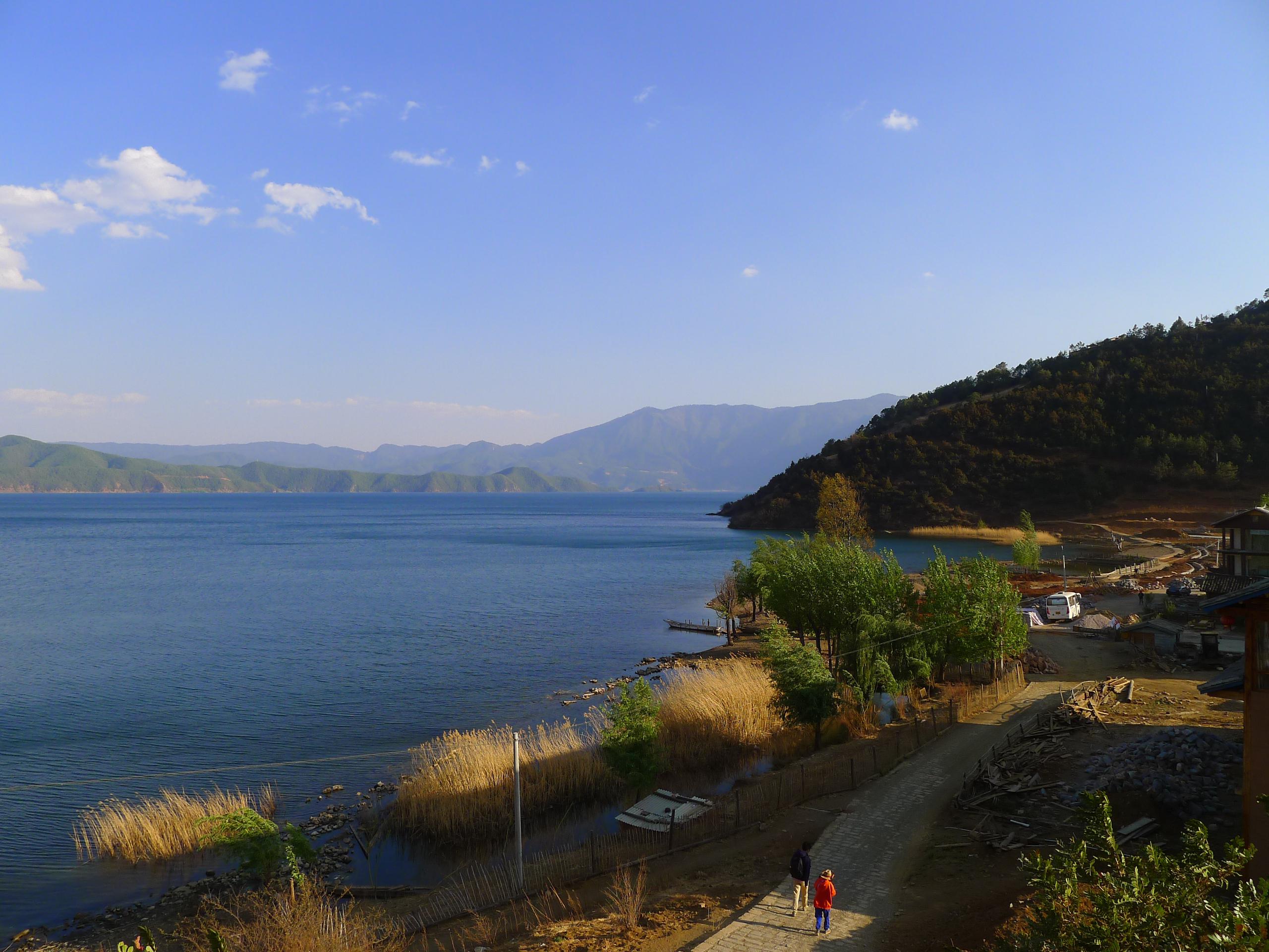 泸沽湖旅游攻略 泸沽湖是中国最大的高海拔湖泊,位于云南和四川的交界