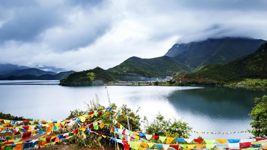 泸沽湖旅游攻略 泸沽湖是中国最大的高海拔湖泊,位于云南和四川的交界