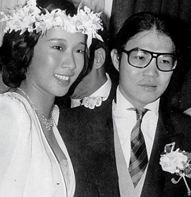 霍家的大儿子霍启山40岁未婚,小儿子霍启仁35岁游戏人间,朱玲玲的三个