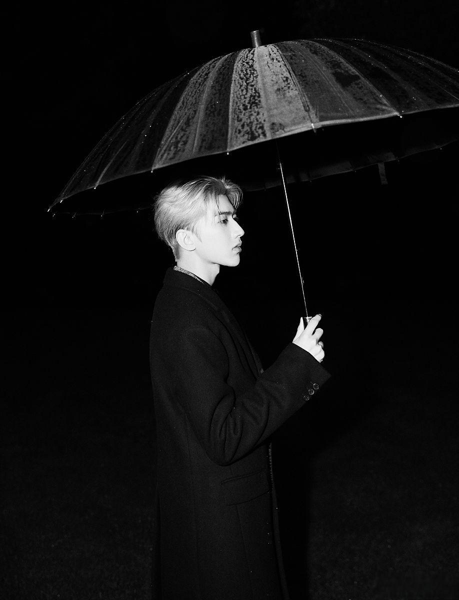 蔡徐坤晒合照引发猜测 蔡徐坤晒出与yg制片人choice37的合照引发了