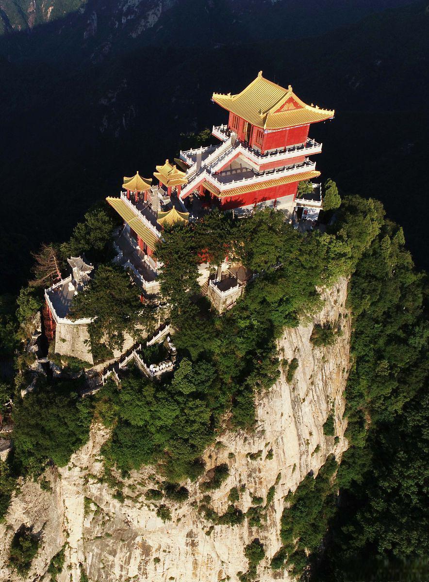 终南山旅游景点介绍 终南山,位于中国陕西省,是一个著名的旅游胜地.