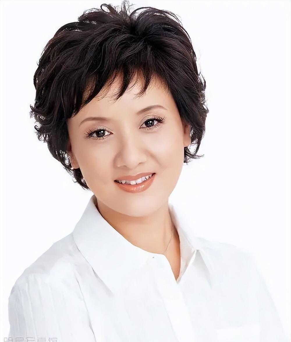 在30年前,当张国立还未成名时,邓婕已经凭借《红楼梦》中的王熙凤一角