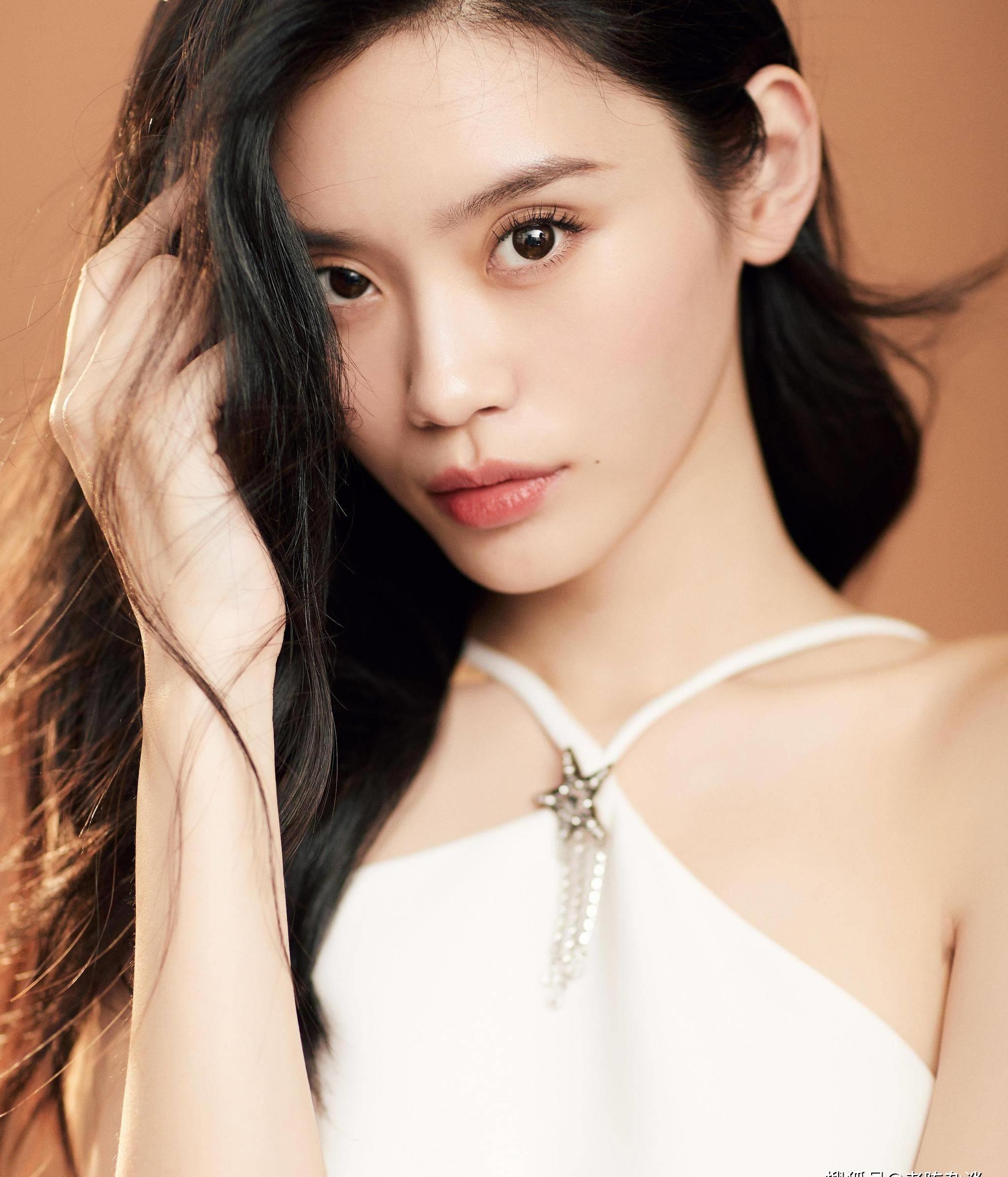 奚梦瑶:勇敢追求梦想 奚梦瑶是一个备受瞩目的模特和演员,更是一个