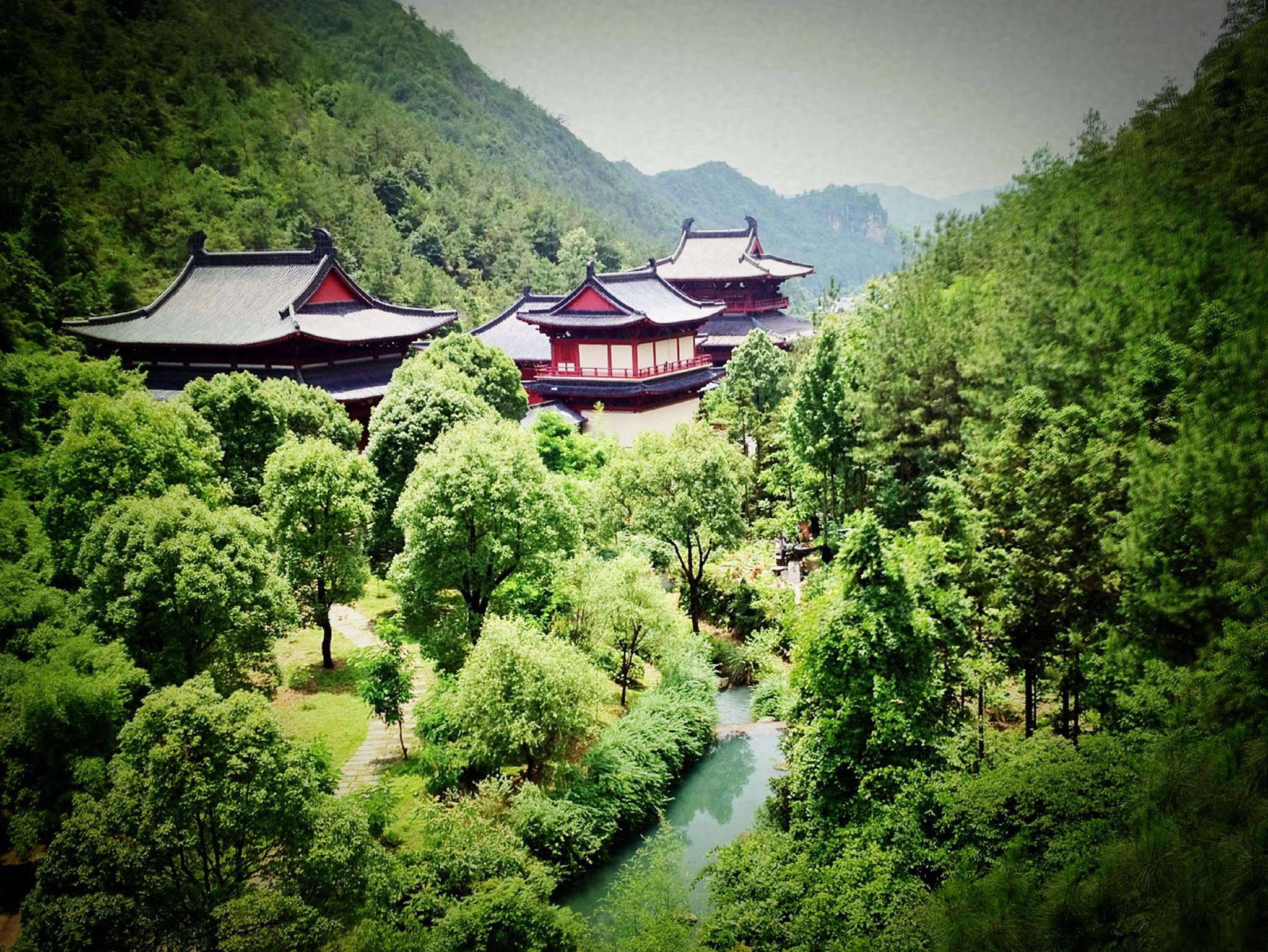 缙云山,重庆北碚的自然博物馆 缙云山,位于重庆市北碚区,是一座以森林