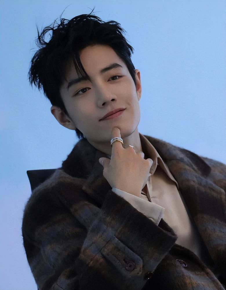 肖战:从无名到一线顶流 肖战,中国内地一线男明星,出生于1991年,25岁