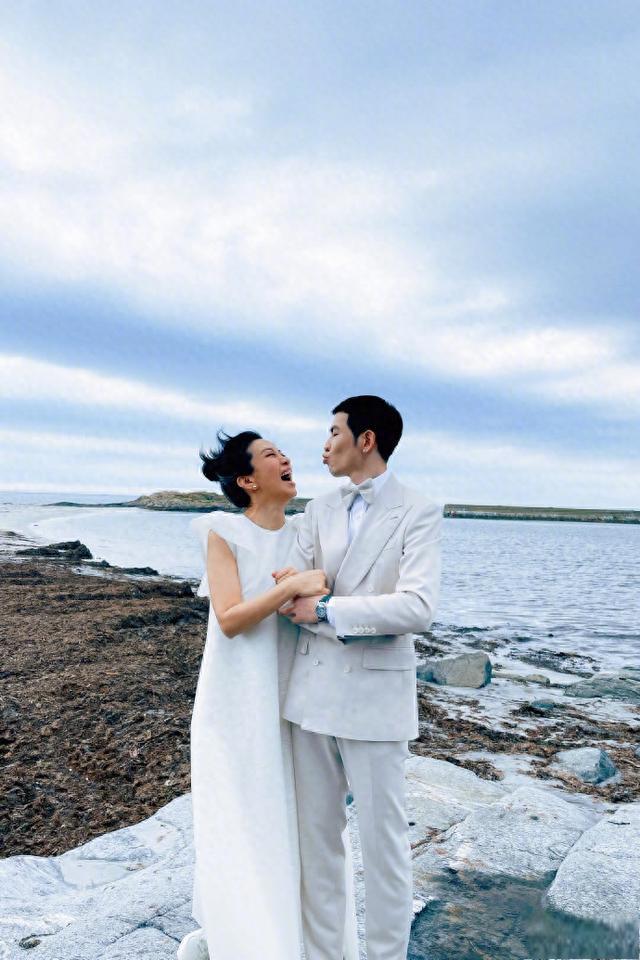 萧敬腾官宣领证结婚,首晒婚纱照超幸福 歌手萧敬腾官宣与女友summer