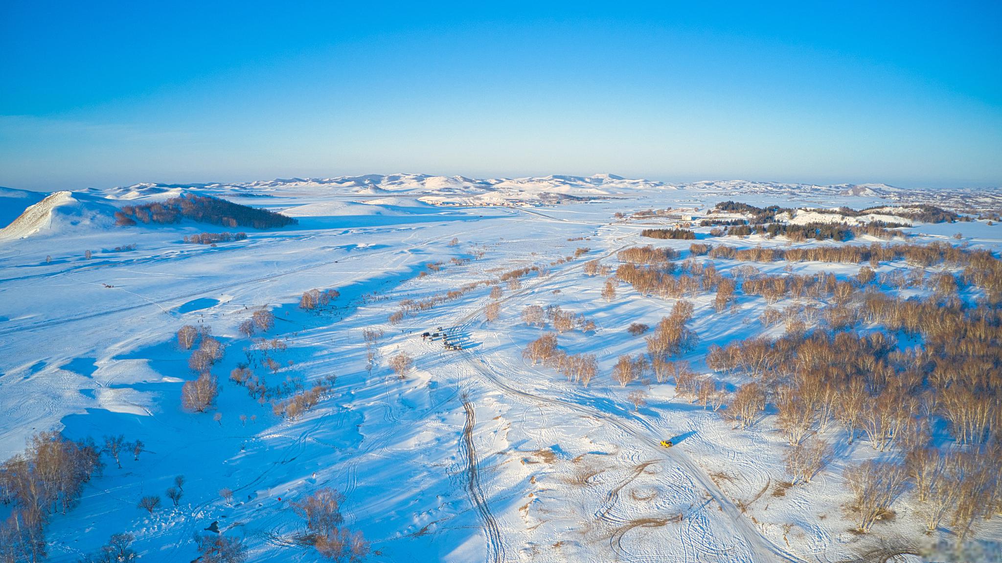 茫茫雪原,壮美冰湖,温暖蒙古包,与独特的民族风情交相辉映.