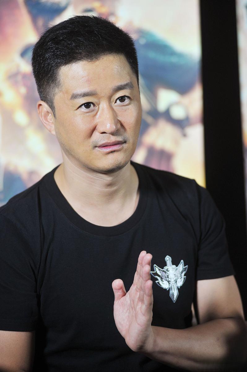 吴京:威武形象与幽默个性的和谐统一 吴京在华表奖红毯仪式上展现出了