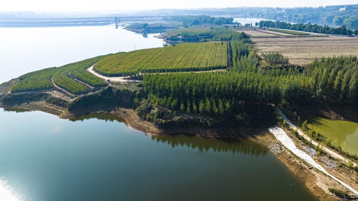 山西临汾双龙湖国家湿地公园秋天的美景 金秋时分,山西省临汾市的双龙