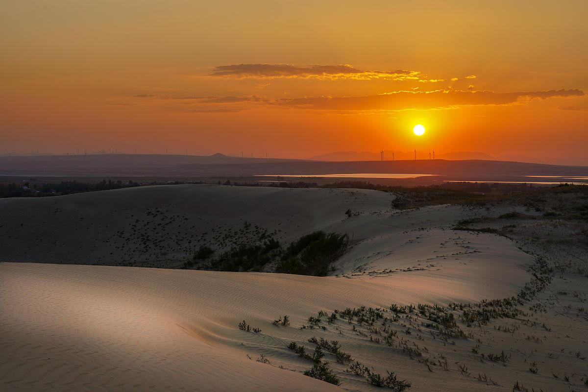 沙漠黄昏,美在何处 烈日西沉,黄沙漫天飞舞,落日余晖,如诗如画,我站在