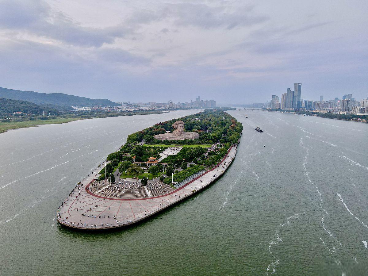 在长沙的众多景点中,橘子洲头无疑是一个不能错过的湘江明珠.
