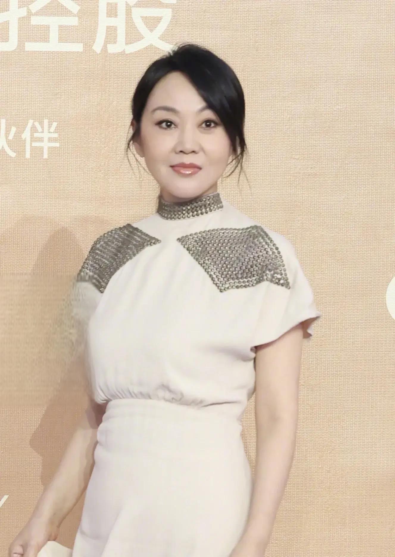 金鸡奖红毯:关晓彤选错礼服露短板,周冬雨被嘲头发稀疏 第36届中国