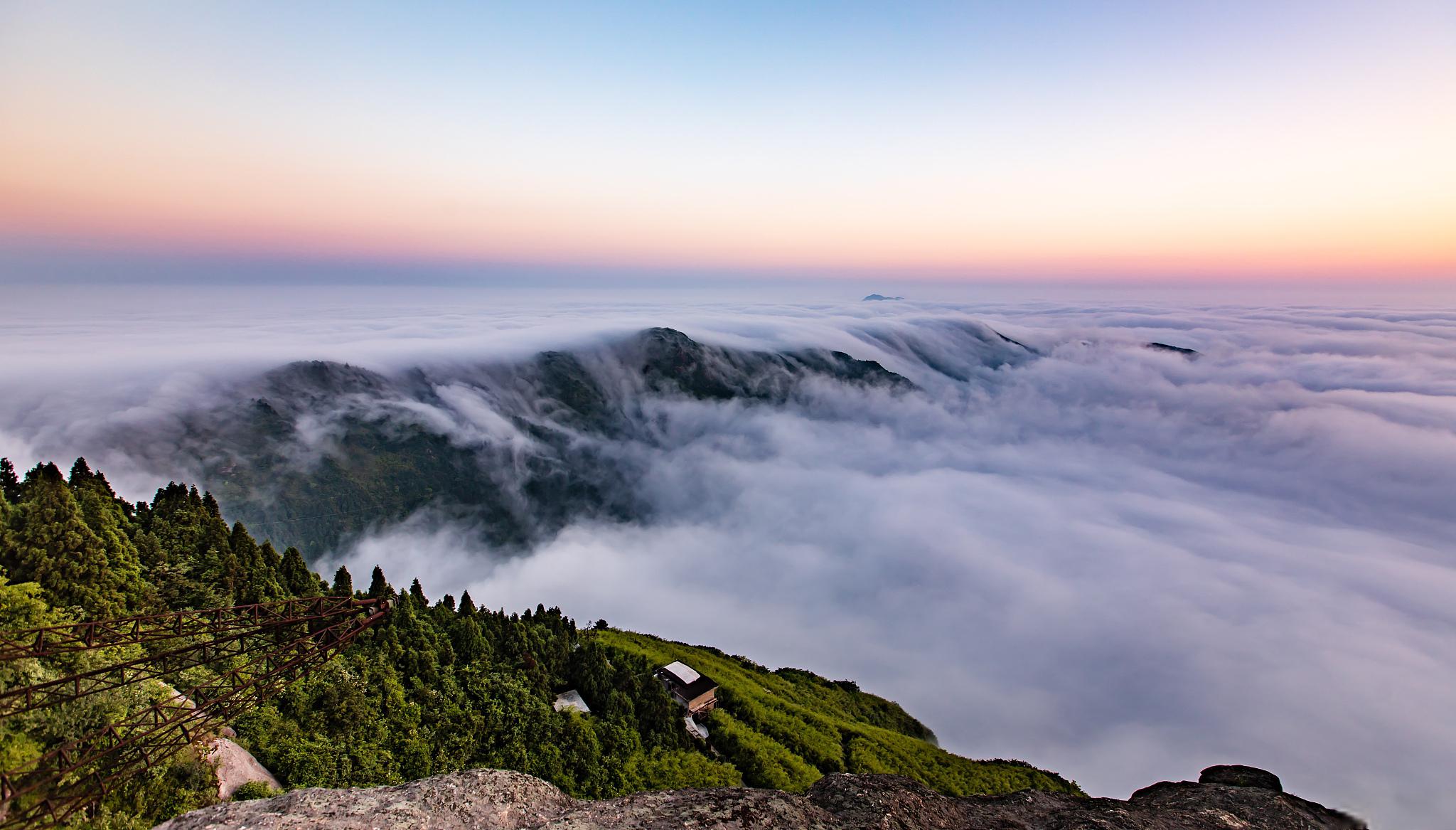 南岳山旅游攻略 南岳山,又称为衡山,位于中国湖南省衡阳市南部,是中国