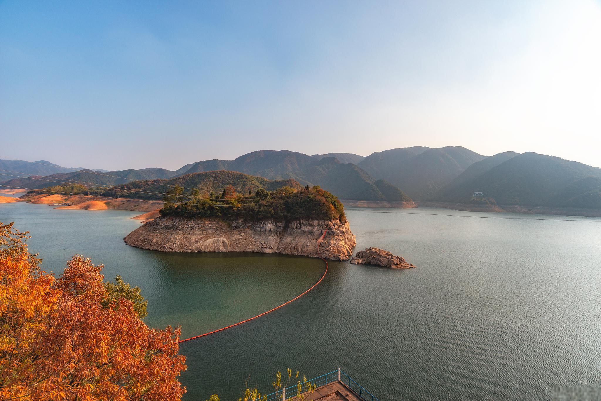 安康市瀛湖景区,值得一游 安康市瀛湖景区,位于陕西省南部,是一个美丽