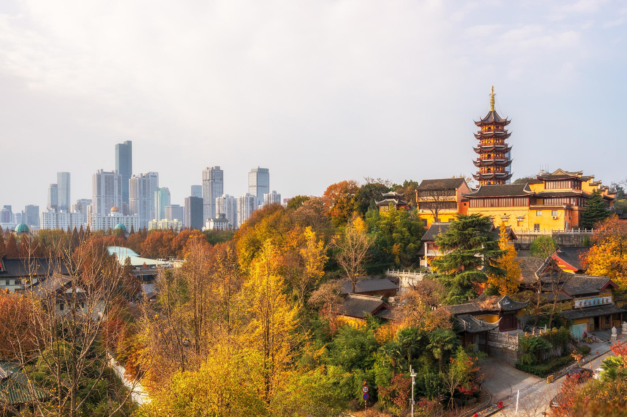 鸡鸣寺:秋天的历史与秋色 有着1700多年历史的鸡鸣寺,位于江苏省南京