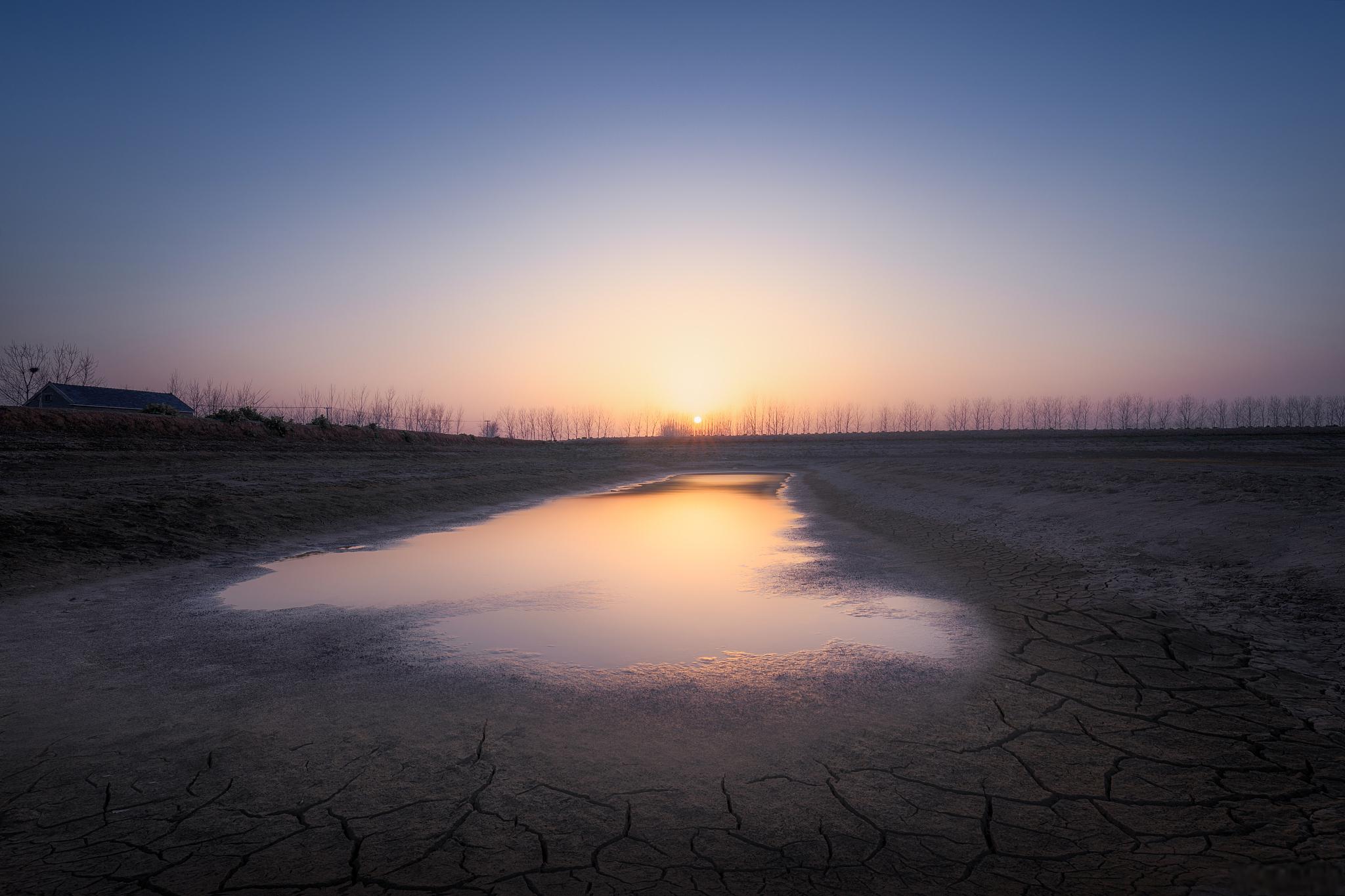 电影《死水》:犯罪题材电影 电影《死水》是一部非常出色的犯罪题材
