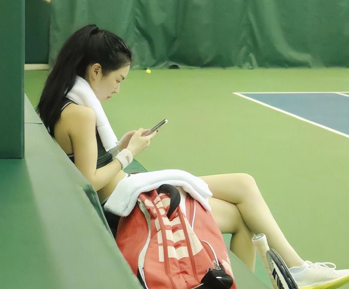 哈文悼念李咏五周年 李咏逝世五周年,他的妻子哈文和女儿小李用自己的