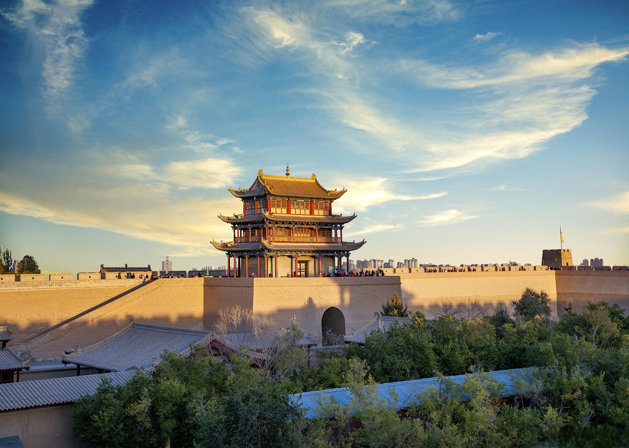 嘉峪关:天下第一雄关 嘉峪关,一个位于中国甘肃省酒泉市嘉峪关市的