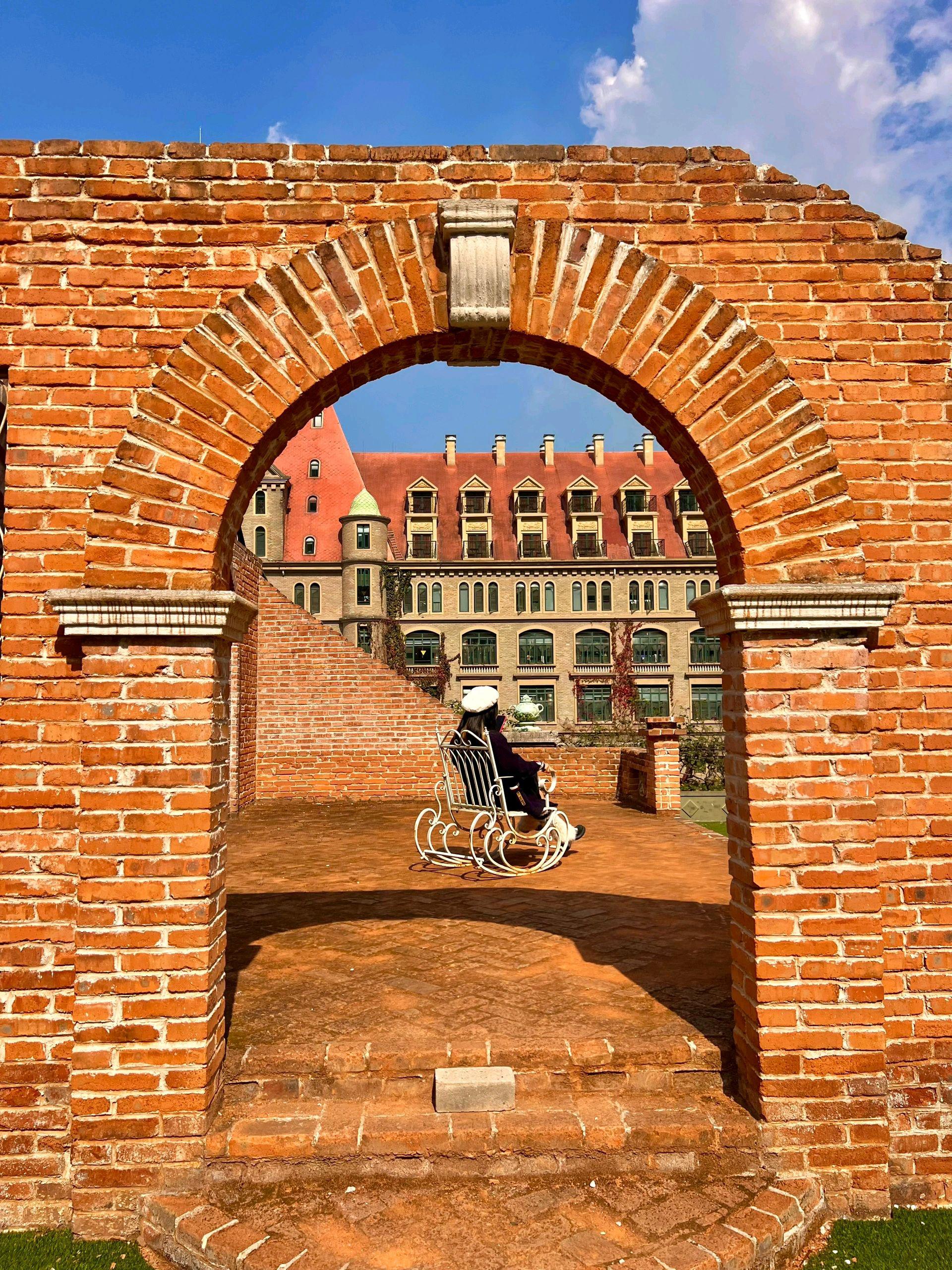 杭州富阳区的爱丽芬城堡 在杭州富阳区的银湖街道,隐藏着一座神秘而