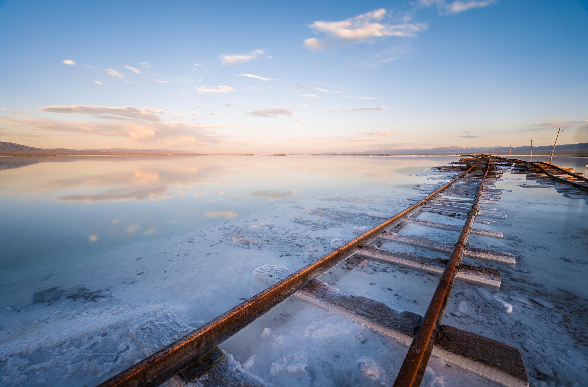 茶卡盐湖旅游攻略 茶卡盐湖,位于我国青海省乌兰县,是世界上最大的